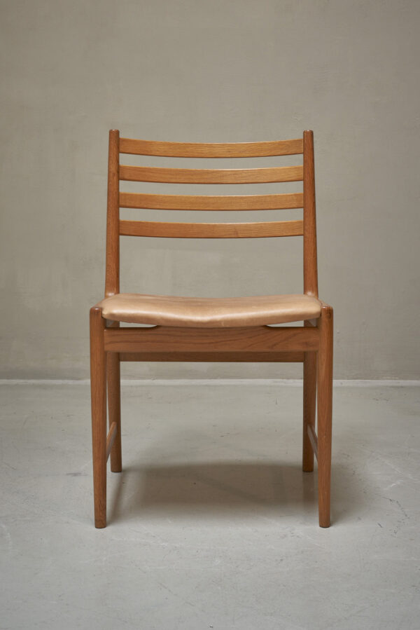025_Showroom144_kai-lyngfeldt-larsen-dining-chairs_04