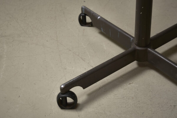022_Showroom144_KEVI-architect-stool_03
