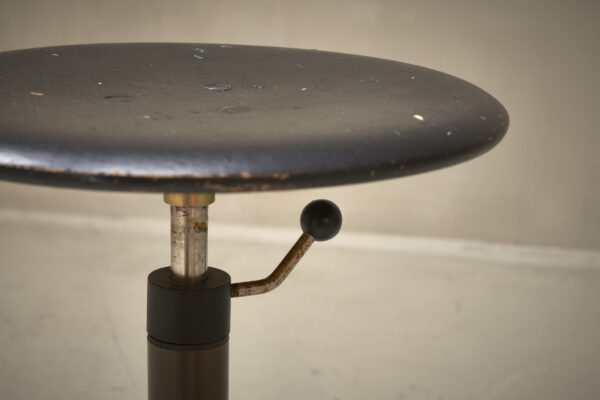 022_Showroom144_KEVI-architect-stool_04