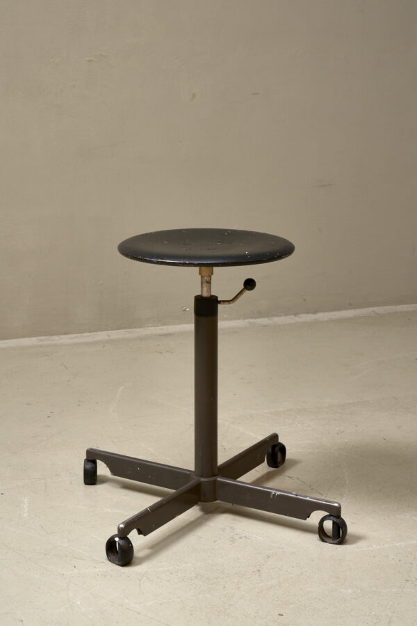 022_Showroom144_KEVI-architect-stool_09