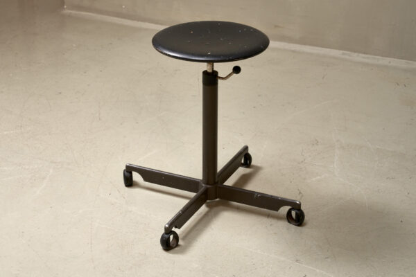 022_Showroom144_KEVI-architect-stool_10